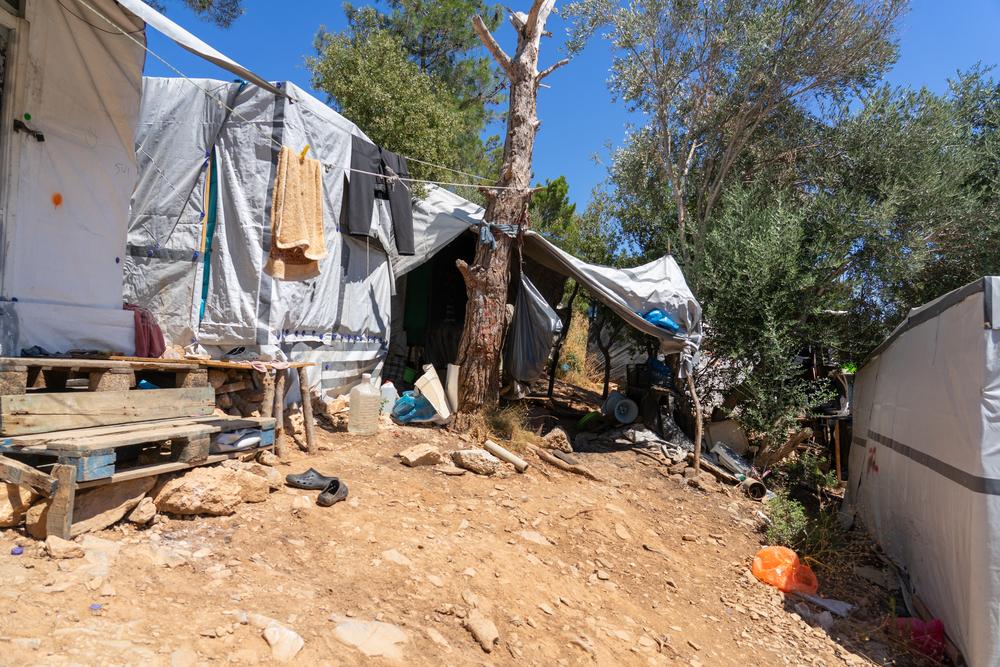 900 solicitantes de asilo y refugiados viven en el centro de Samos, que está diseñado para 648 personas. Hombres, mujeres y niños viven en terribles condiciones entre ratas y basura. 900 solicitantes de asilo y refugiados viven en el centro de Samos, que está diseñado para 648 personas. Hombres, mujeres y niños viven en terribles condiciones entre ratas y basura.