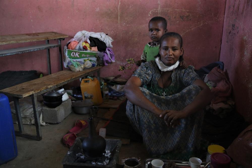 Bereha Abebe, de Humera, con su hijo de dos años, prepara café en la escuela de Basin.