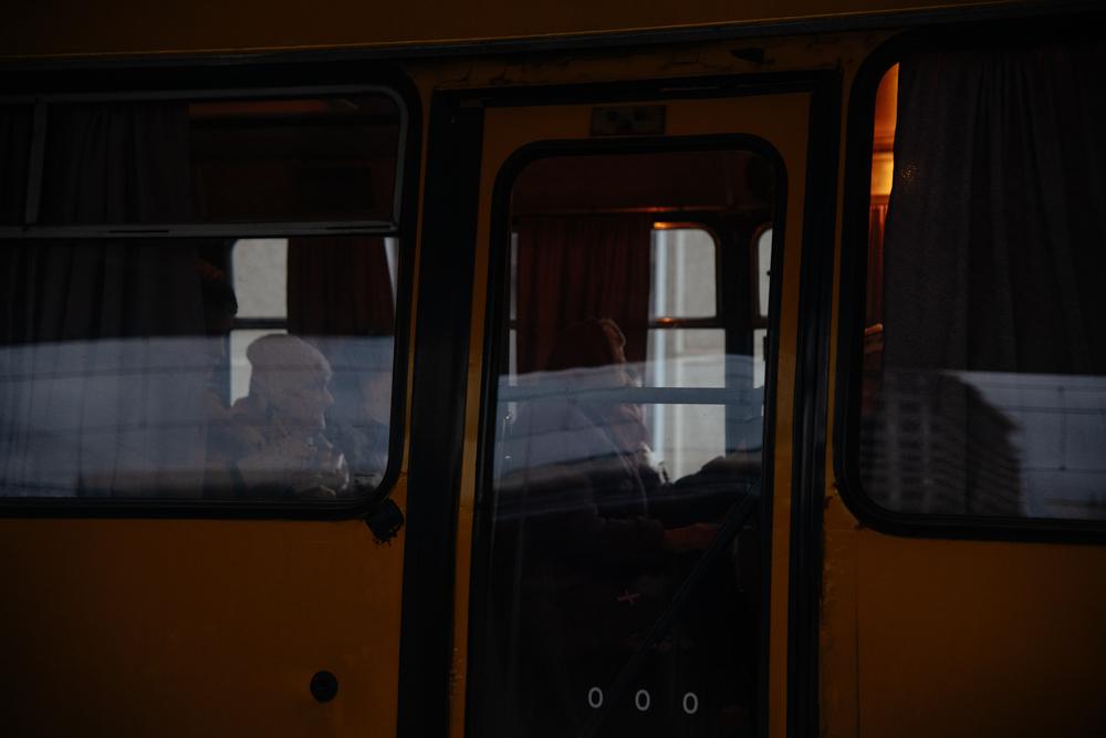 Pacientes con desórdenes psiquiátricos y neurológicos, justo después de desembarcar del tren miedicalizado, esperan a ser transferidos a hospitales en Kiev. Pacientes con desórdenes psiquiátricos y neurológicos, justo después de desembarcar del tren miedicalizado, esperan a ser transferidos a hospitales en Kiev.