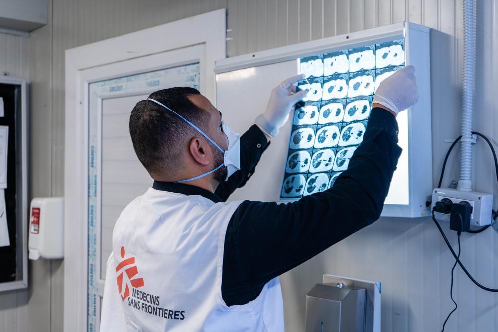 El doctor Abdu Samya Bashagha revisa la radiografía de un paciente en el hospital de Abu Sitta, en Trípoli, donde MSF tiene en marcha actividades de apoyo de tuberculosis. El doctor Abdu Samya Bashagha revisa la radiografía de un paciente en el hospital de Abu Sitta, en Trípoli, donde MSF tiene en marcha actividades de apoyo de tuberculosis.