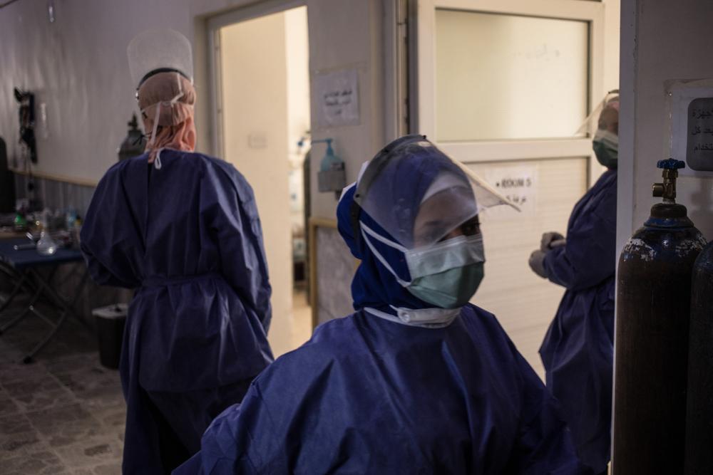 Enfermeras de la sección de COVID-19 del Hospital Nacional de Raqqa, en el noreste de Siria. Enfermeras de la sección de COVID-19 del Hospital Nacional de Raqqa, en el noreste de Siria.