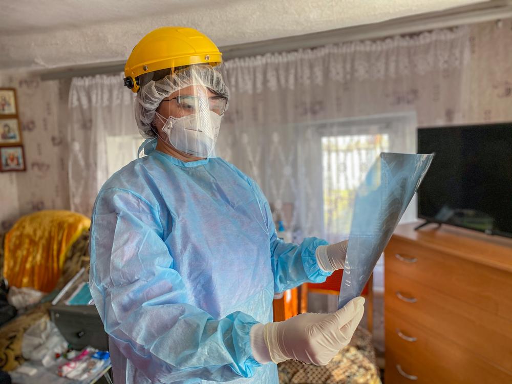 La doctora Maryna Krupko revisa la radiografía de un paciente con neumonía y sospechoso de COVID-19 en el pueblo de Stepne, región de Donetsk, al este de Ucrania.