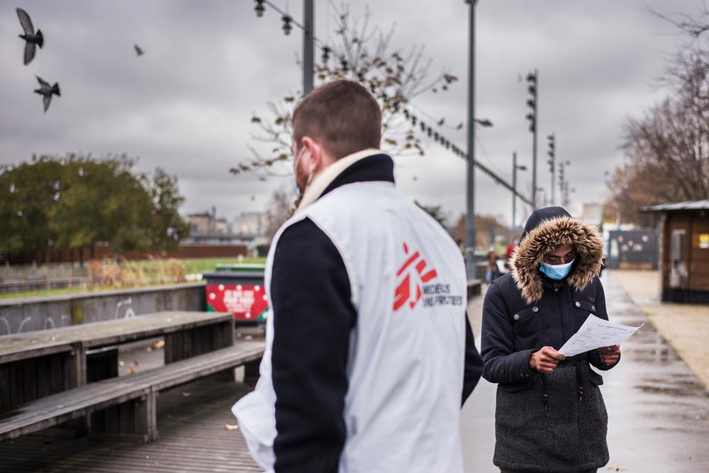 MSF hemos puesto en marcha clínicas móviles en París, Francia. En la ciudad muchos sin hogar, incluídos migrantes y solicitantes de asilo tienen que lidiar con cambios o incluso cierres de sus recintos de salud habituales.