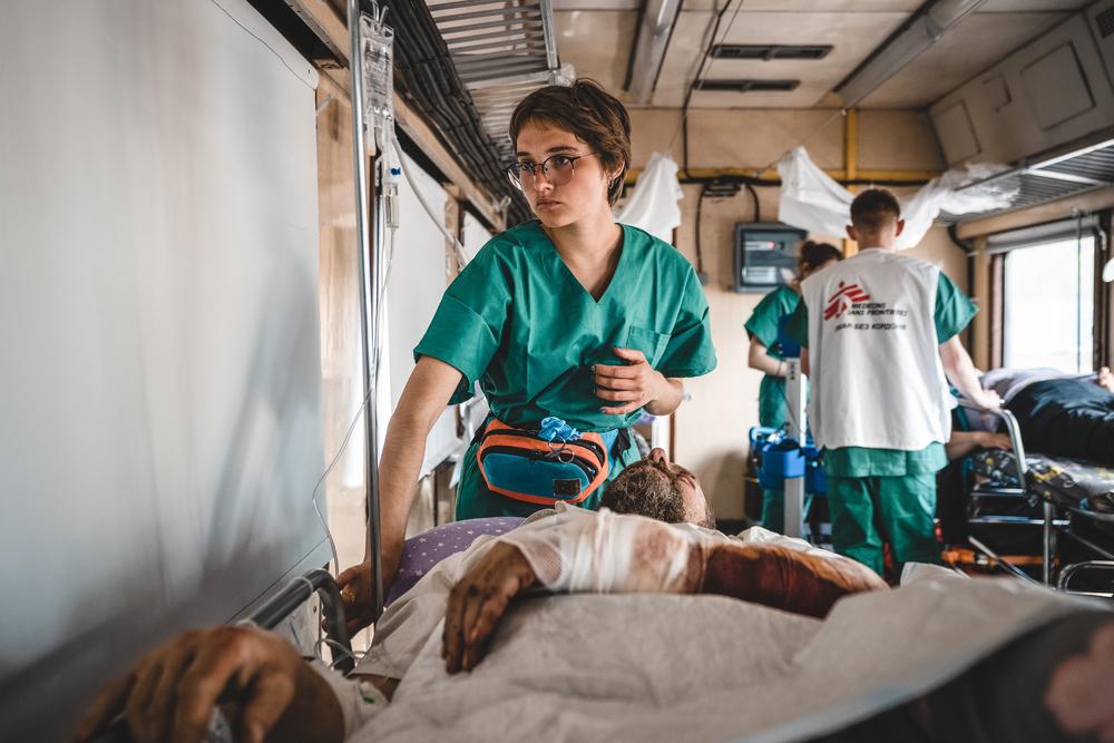 Anastasia Prudnikova, enfermera de MSF, monitoriza a un paciente herido de guerra durante un ivaje desde Pokrovsk, en el este de Ucrania, a Leópolis, en el oeste del país.