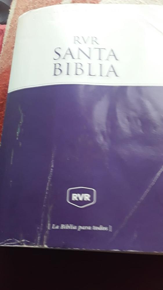 Tuve que huir de mi país, solo pude agarrar mi celular, mis papeles y una playera que usé el día que mi abuelo falleció en mis brazos. Cuando llegué a Reynosa me regalaron esta biblia, me ha ayudado a seguir adelante. 