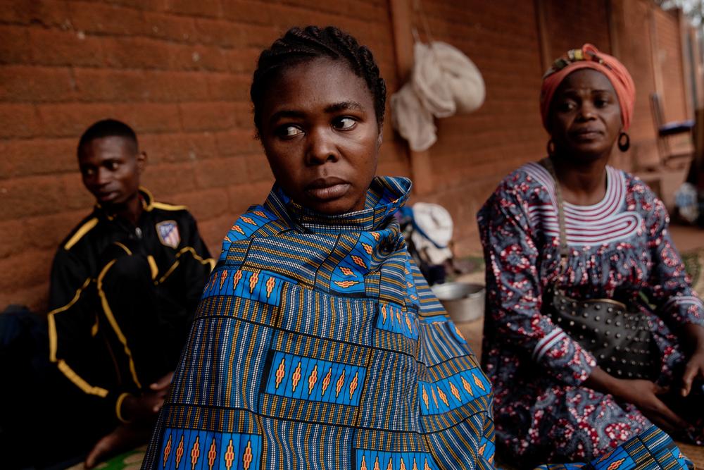  France Beldo vive a las afueras de la capital centroafricana. El 13 de enero, hay combates en su barrio y una bala perdida la hiere en una mano, el pecho y el hombro. La llevan en moto, inconsciente, a nuestro Hospital SICA.