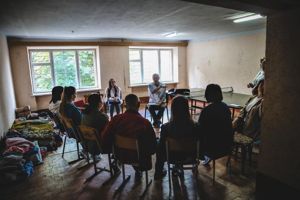 Personas desplazadas del este de Ucrania asisten a una sesión de psicoeducación organizada por Ihor Ohdansky, psicólogo de MSF.