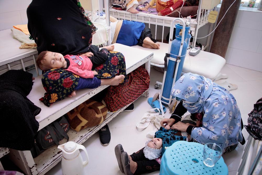 Una de las habitaciones del centro de alimentación terapéutica del Hospital Regional de Herat. El centro está abarrotado: hay 84 pacientes para 60 camas. Una de las habitaciones del centro de alimentación terapéutica del Hospital Regional de Herat. El centro está abarrotado: hay 84 pacientes para 60 camas.