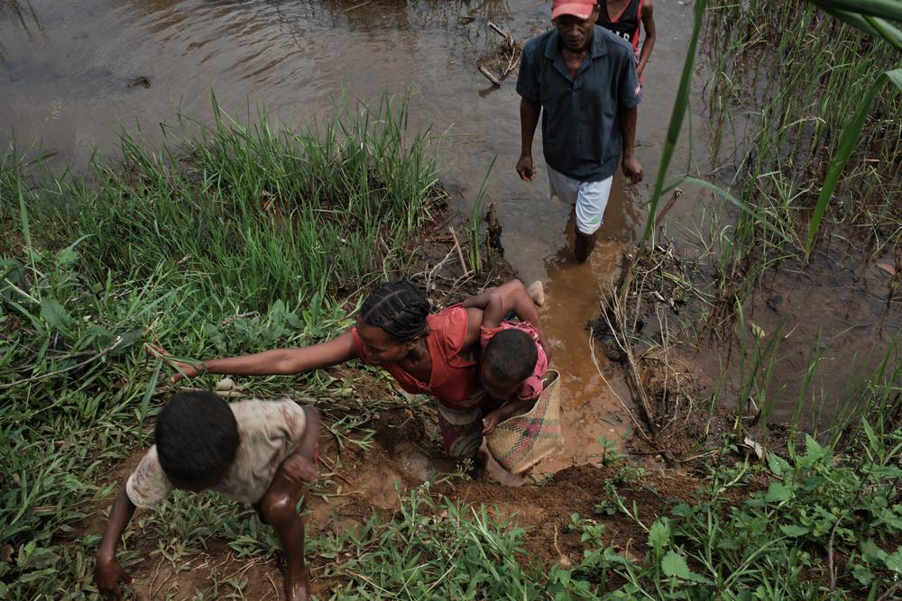 Juliette de vuelta a casa desde la clínica móvil de MSF