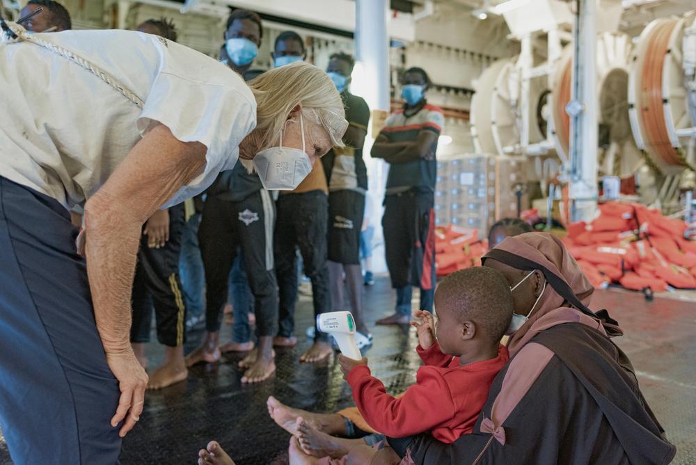 Tras el rescate del 23 de octubre, los equipos de MSF realizan una primera evaluación médica a los supervivientes a bordo del Geo Barents. Tras el rescate del 23 de octubre, los equipos de MSF realizan una primera evaluación médica a los supervivientes a bordo del Geo Barents.