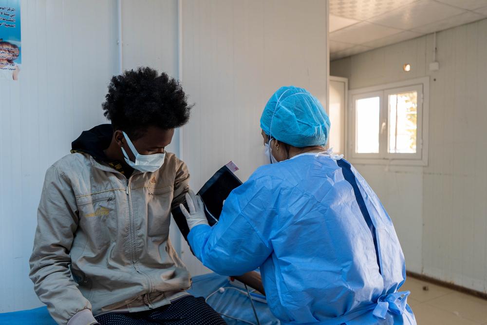 Theresa Sanchez, enfermera de MSF, toma las lecturas vitales a un paciente de tuberculosis en el hospital de Abu Sitta, en Trípoli, Libia. Theresa Sanchez, enfermera de MSF, toma las lecturas vitales a un paciente de tuberculosis en el hospital de Abu Sitta, en Trípoli, Libia.