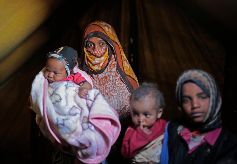 Um y su familia viven en un campo de deplazaos tras tener que abandonar su casa para escapar de los constantes ataques aéreos en la provincia de Sa'ada, al norte de Yemen. Febrero de 2016.