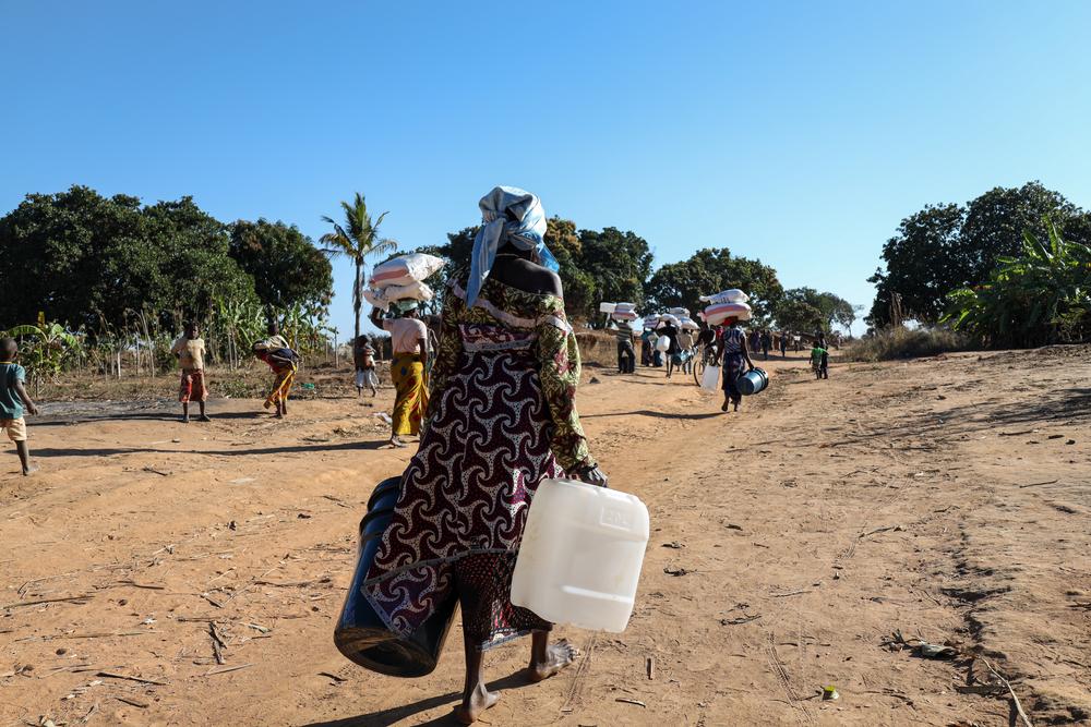 En Mumane, una comunidad cercana a la ciudad de Montepuez, más de 500 familias recién desplazadas han recibido kits de artículos de primera necesidad. En Mumane, una comunidad cercana a la ciudad de Montepuez, más de 500 familias recién desplazadas han recibido kits de artículos de primera necesidad.