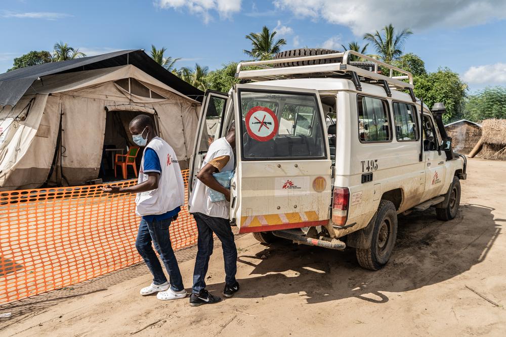 El equipo de salud mental de MSF recoge tras una sesión de consulta en grupo en el campo de desplazados de Nangua.