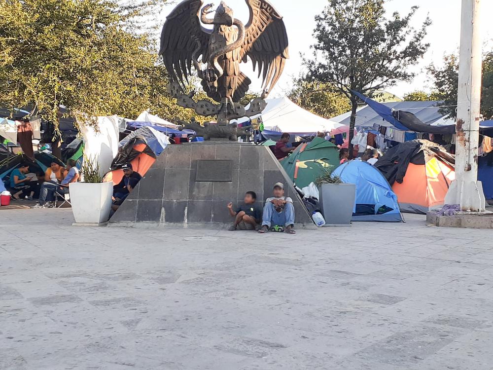 “Cuando te deportan de Estados Unidos no sabes qué hacer y sientes temor de ser secuestrado. Entonces el guardia te indica que la plaza es el lugar más seguro para esperar y reflexionar sobre qué sucederá después”. - Elías.