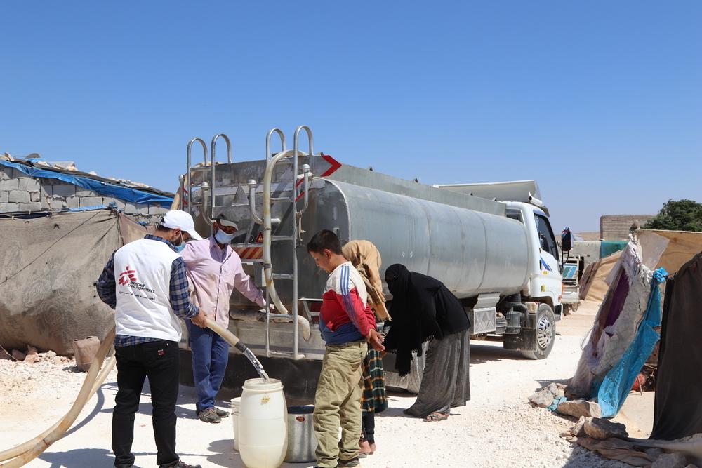 Personas desplazadallenan sus garrafas con agua limpia proporcionada por MSF en un campo en el noroeste de Siria. Personas desplazadallenan sus garrafas con agua limpia proporcionada por MSF en un campo en el noroeste de Siria.
