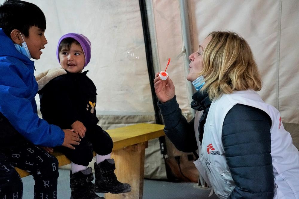 Katrin Glatz-Brubakk, supervisora de actividades de salud mental, juga con unos niños en la sala de espera de la clínica de MSF en Lesbos. Katrin Glatz-Brubakk, supervisora de actividades de salud mental, juga con unos niños en la sala de espera de la clínica de MSF en Lesbos.