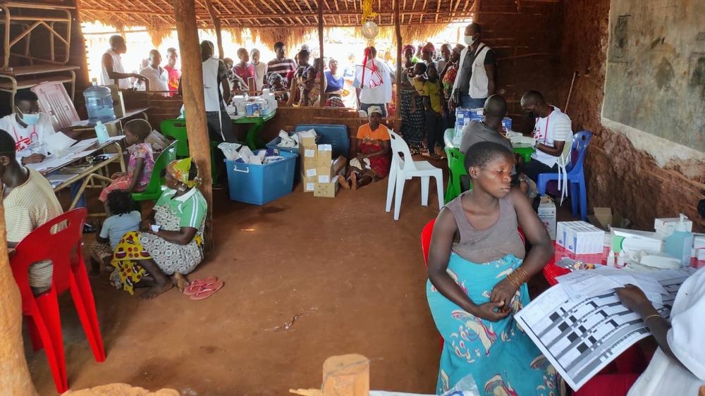 Nuestro equipo brinda consultas médicas a las personas recién desplazadas por la violencia en el distrito de Meluco, Cabo Delgado, Mozambique. Nuestro equipo brinda consultas médicas a las personas recién desplazadas por la violencia en el distrito de Meluco, Cabo Delgado, Mozambique.