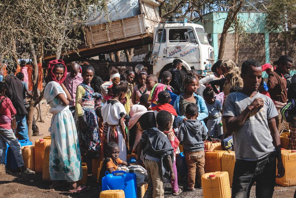 Un camión de agua para los desplazados en el campo la Escuela de Primaria de Shire. Región de Tigray, Etiopía.