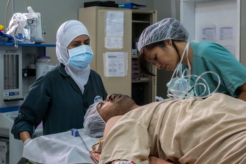 La anestesista Elma Wong durante una cirugía en el hospital de MSF en Adén, Yemen. La anestesista Elma Wong durante una cirugía en el hospital de MSF en Adén, Yemen.