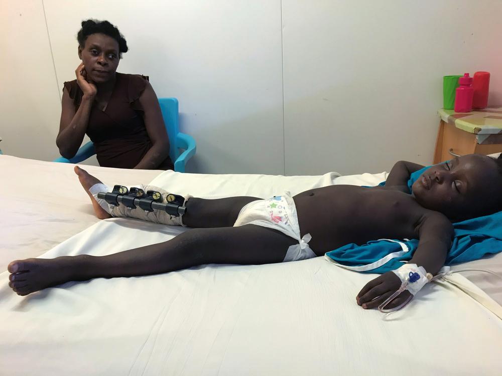 François Widnika, de dos años y siete meses, duerme junto a su madre, Deus Widline. François Widnika, de dos años y siete meses, duerme junto a su madre, Deus Widline.