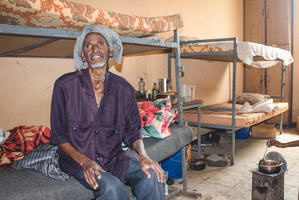 Demsas, de 60 años, desplazado del Oeste de Tigrey, está viviendo en el campo de desplazados de la Universidad de Shire con uno de sus ocho hijos.