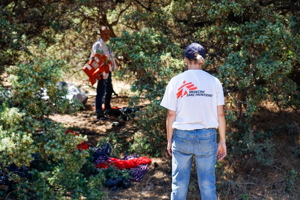 Equipo de MSF durante una respuesta médica de emergencia en la isla de Samos, Grecia. Encontraron la barca, chalecos salvavidas y ropas que los recién llegados habían usado para su viaje desde la costa turca hasta Samos. Equipo de MSF durante una respuesta médica de emergencia en la isla de Samos, Grecia. Encontraron la barca, chalecos salvavidas y ropas que los recién llegados habían usado para su viaje desde la costa turca hasta Samos.