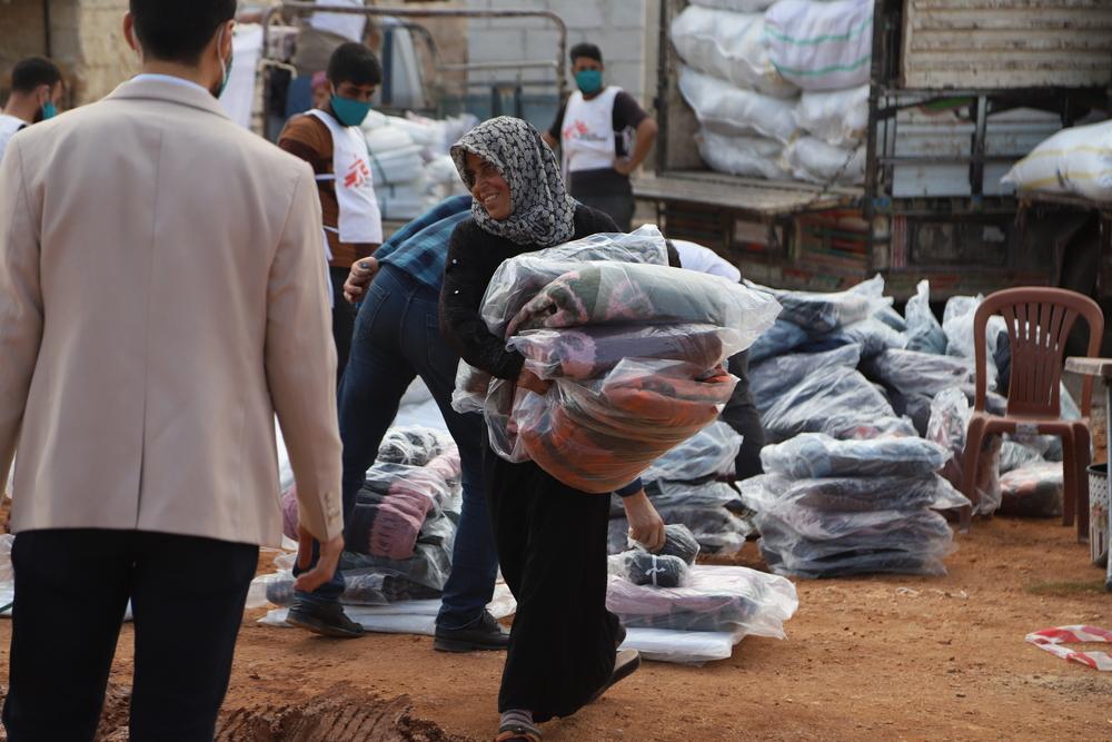 Distribución de kits de invierno en un campo de desplazados sirio.