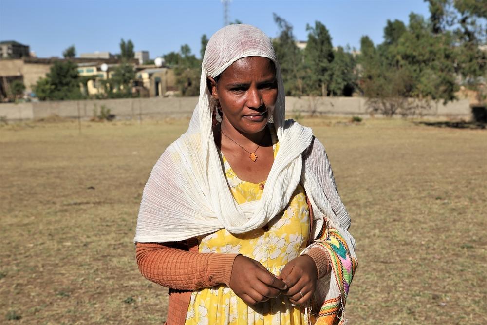 Mebrehit Gebreslassie, de 38 años, es de Mai Kadra en el oeste de Tigray, pero ahora está desplazada con sus cuatro hijos en la casa de un pariente en Axum, Tigray central. Mebrehit Gebreslassie, de 38 años, es de Mai Kadra en el oeste de Tigray, pero ahora está desplazada con sus cuatro hijos en la casa de un pariente en Axum, Tigray central.