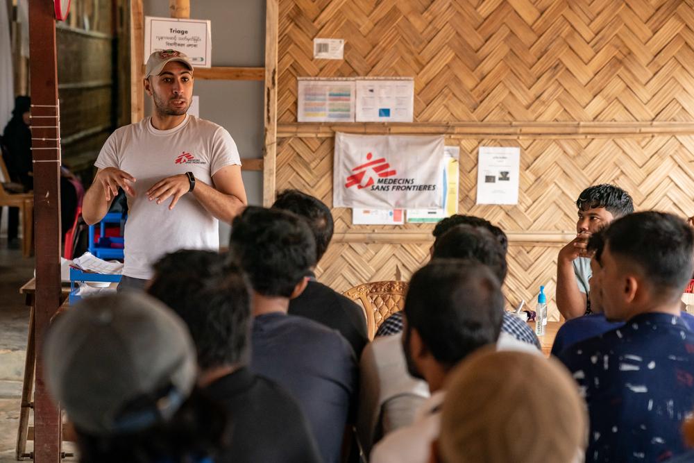 Reunión del personal en el centro de salud de MSF en el campo de Jamtoli para refugiados rohingya. Cox's Bazar, Bangladesh.