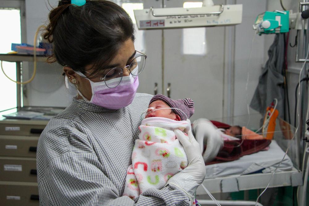 Uroosa Shahzadi, supervisora de enfermeras, en la unidad de recién nacidos del Hospital de Mujeres de Peshawar. Uroosa Shahzadi, supervisora de enfermeras, en la unidad de recién nacidos del Hospital de Mujeres de Peshawar.