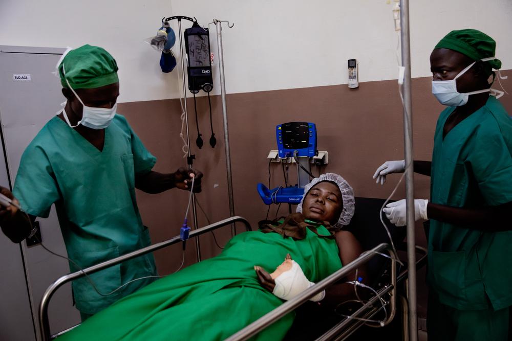 Llevan a France a la sala de recuperación tras la cirugía. Llevan a France a la sala de recuperación tras la cirugía.
