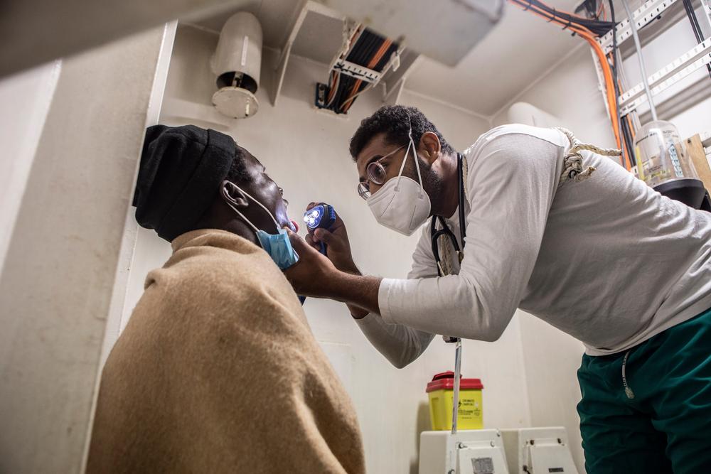 El doctor Fadlalá durante una consulta médica a bordo del Geo Barents. El doctor Fadlalá durante una consulta médica a bordo del Geo Barents.