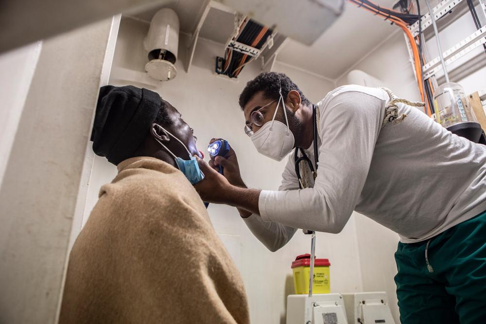 El doctor Fadlalá durante una consulta médica a bordo del Geo Barents.