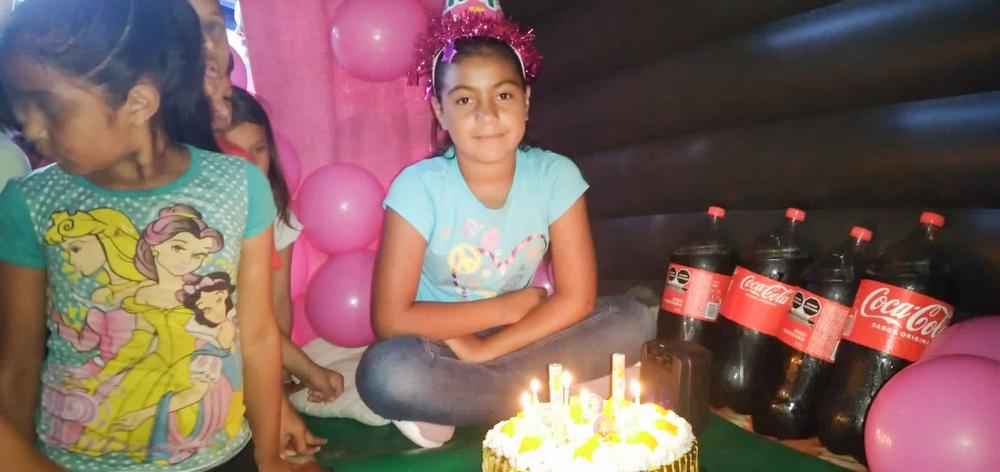 “Mi niña nunca olvidará su décimo cumpleaños. Unos días antes me dijo que no quería celebrarlo en el campamento, pero al llegar el día muchos de los niños y niñas, que también habitan ahí, se unieron y mi niña pudo pasar un cumpleaños feliz”. 