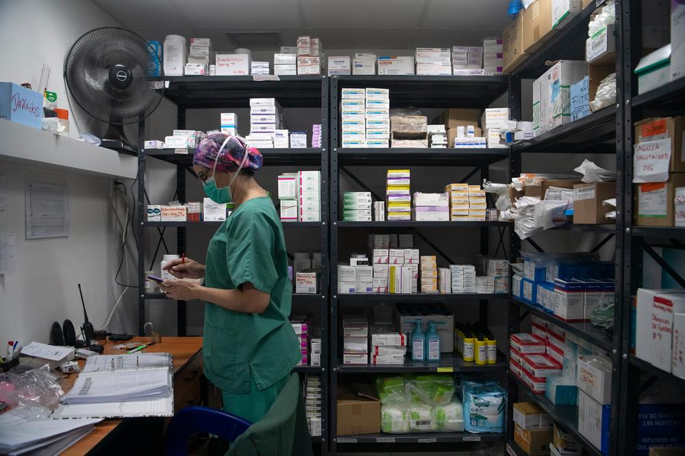 Un miembro del personal de MSF realiza el control de inventario dentro de la farmacia que suministra medicamentos a los pacientes hospitalizados de la unidad COVID-19 que opera MSF en conjunto con el Hospital Pérez de León II en Caracas, Venezuela.