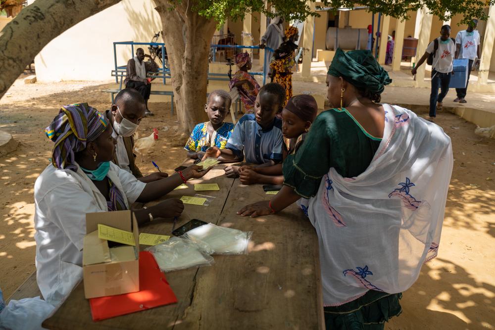Lalla Touré, de Boureim Inaly, ha venido para vacunar a su hija contra el sarampión. Región de Tombuctú, Mali.