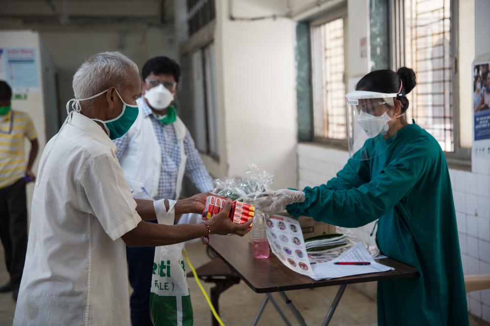 Una enfermera distribuye jabón y mascarillas en el hospital Pandit Madan Mohan Malviya Shatabdi de Bombay.