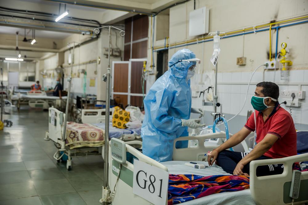 El doctor Ilham visita a un paciente con COVID-19 en el hospital de Pandit Madan Mohan Malviya Shatabdi de Bombay. El doctor Ilham visita a un paciente con COVID-19 en el hospital de Pandit Madan Mohan Malviya Shatabdi de Bombay.