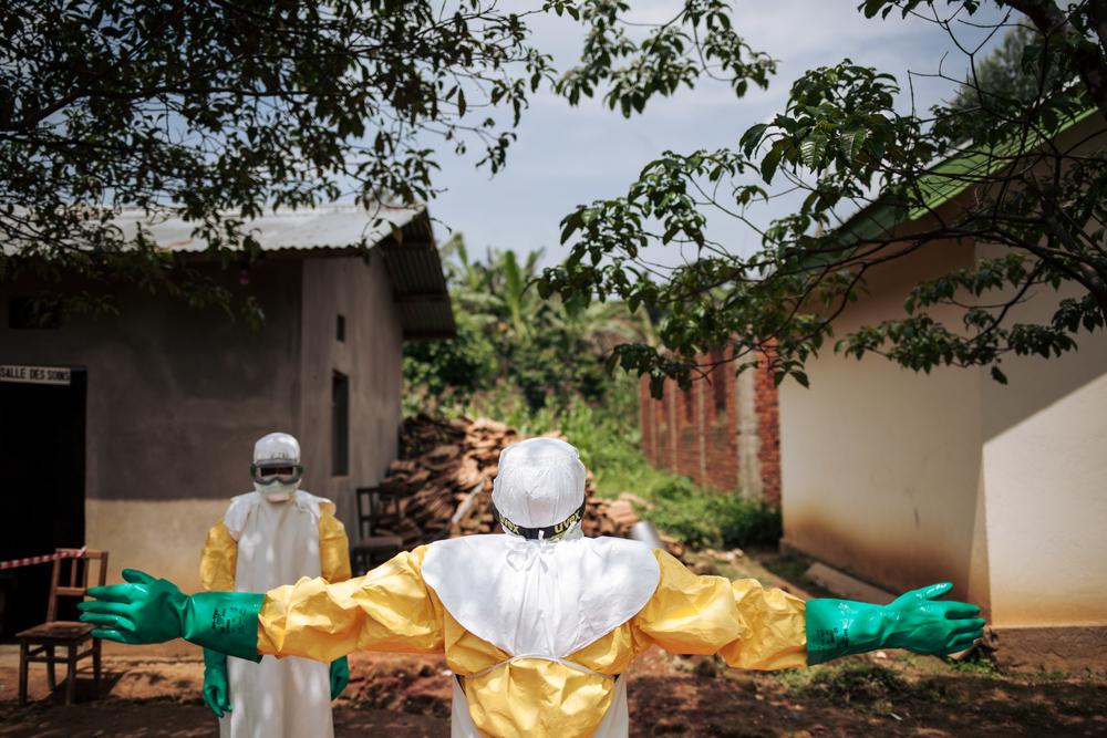 Descontaminación tras la visita a una de las zonas de riesgo. Ébola en Butembo, RDC. Descontaminación tras la visita a una de las zonas de riesgo. Ébola en Butembo, RDC.