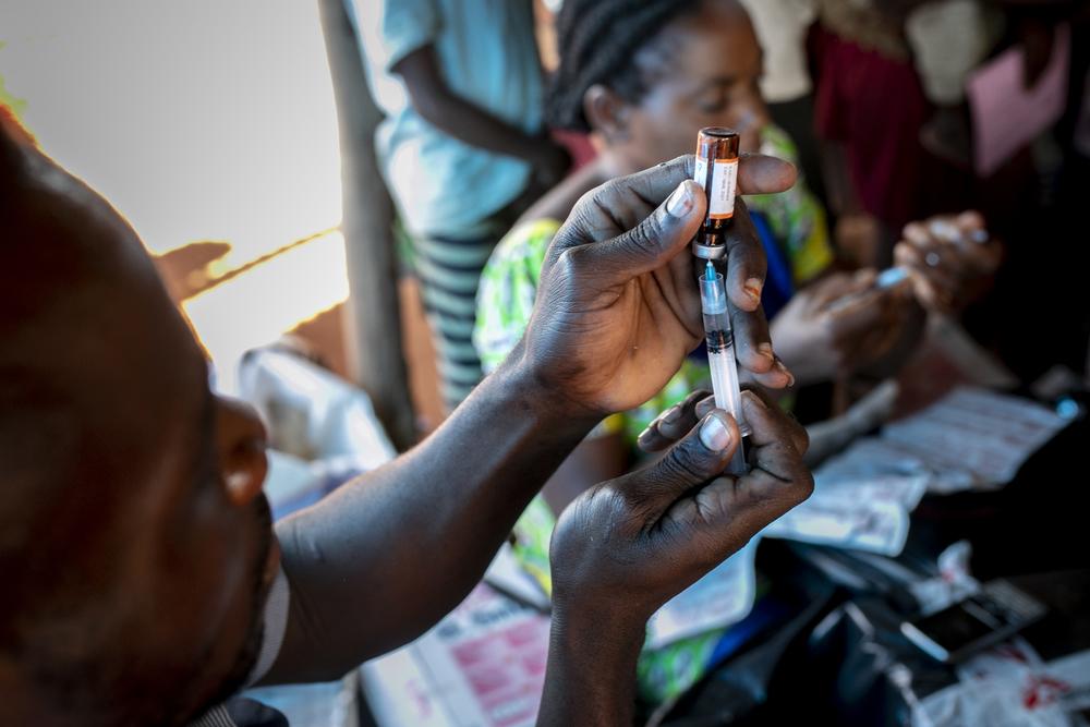 Un enfermero de MSF prepara una vacuna contra el sarampión en el centro de salud de Lungonzo (Kasai, RDC).