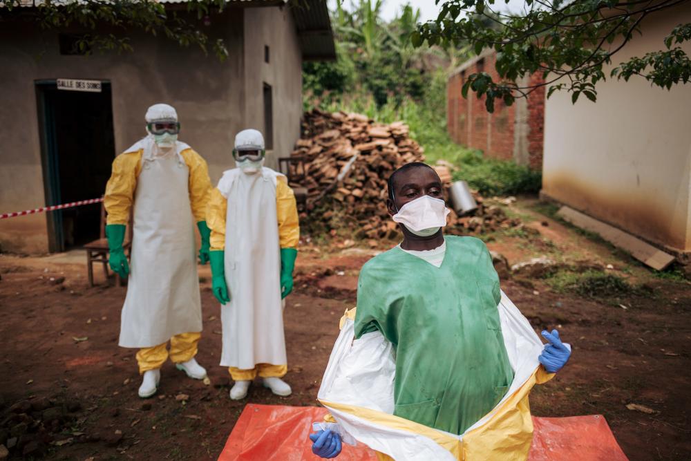Tras la descontaminación, el proceso de quitarse el traje protector correctamente. Ébola en Butembo, RDC. Tras la descontaminación, el proceso de quitarse el traje protector correctamente. Ébola en Butembo, RDC.