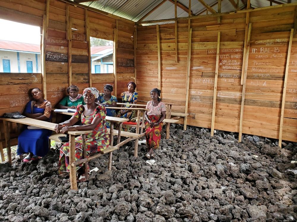 Curso de promoción de salud de COVID-19 y sesiones informativas con un grupo de trabajadores comunitarios de salud en una escuela en Goma, RDC.