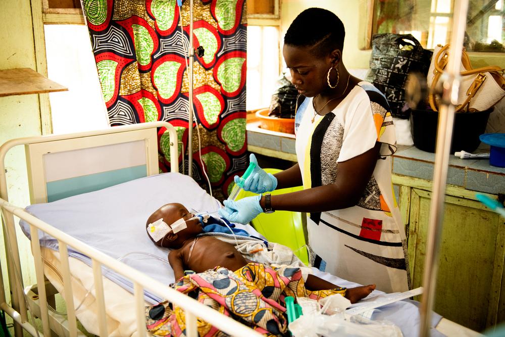 La enfermera Sara trata a un pequeño paciente de desnutrición. Hospital General de Anka, estado de Zamzara, Nigeria.