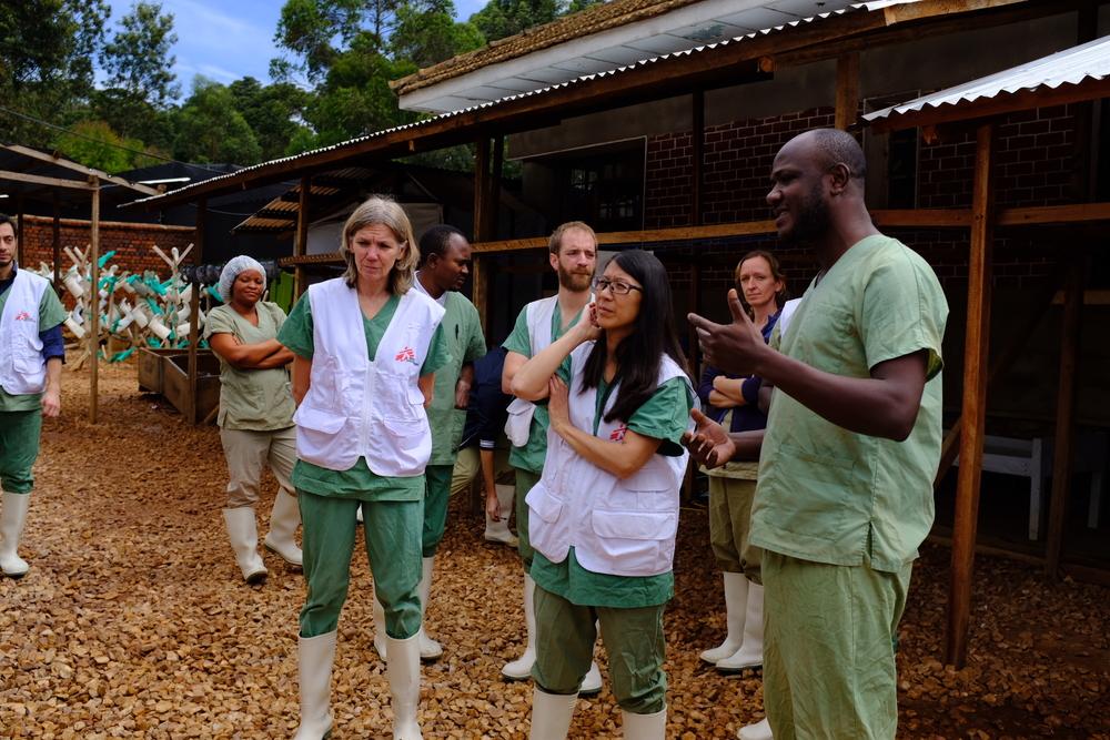 Joanne Liu visitando un centro de tratamiento de Ébola en Butembo, R. D. del Congo