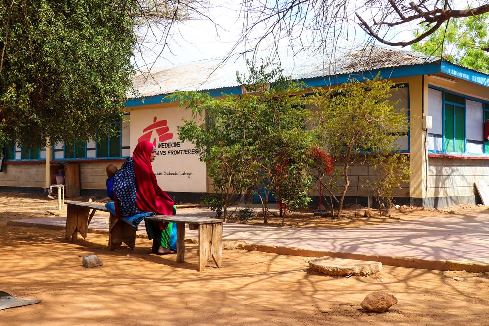 Una paciente espera su turno de consulta en el campo de Dadaab, Kenia.