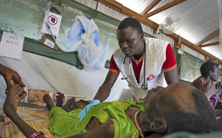 El doctor Isaac Batali examina a Nyachol*, de 54 años, en la unidad de pacientes hospitalizados (historia de Abdo)