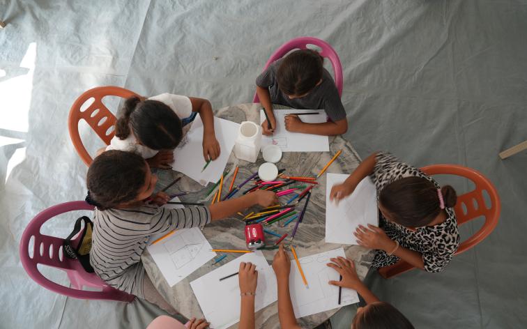 Sesión de salud mental infantil en la clínica de Zeitún, en Ciudad de Gaza.