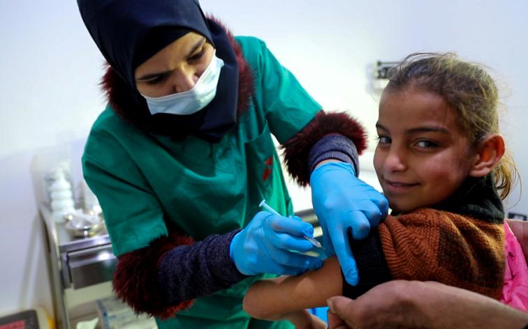 Una enfermera de MSF pone las vacunas de rutina a una niña. Wadi Khaled, Líbano, 2022.
