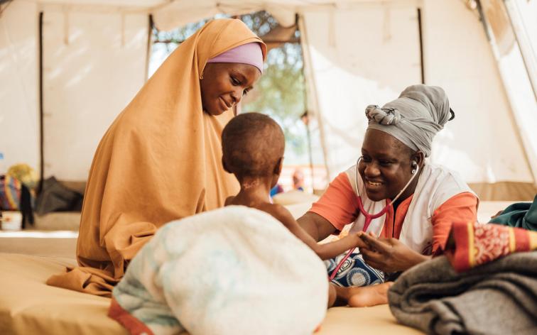 aïza Ouedraogo, pediatra de MSF, atendiendo a un niño desnutrido en el campo de refugiados de Sayam, Níger.
